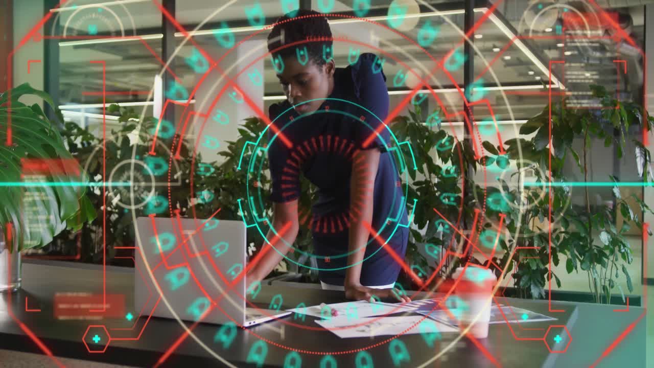 animación del procesamiento de datos financieros sobre una mujer de negocios afroamericana que usa una computadora portátil