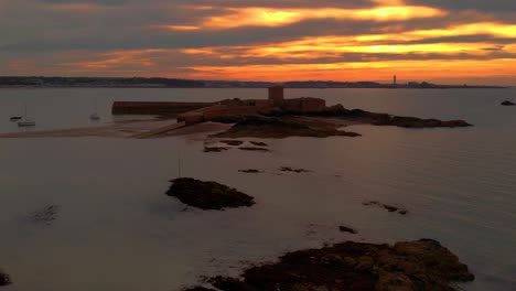 Luftdrohne-Zieht-Sich-Bei-Sonnenuntergang-Langsam-Von-St.-Aubin&#39;s-Fort-In-Der-Stadt-St.-Aubin,-Jersey,-Kanalinseln-Zurück