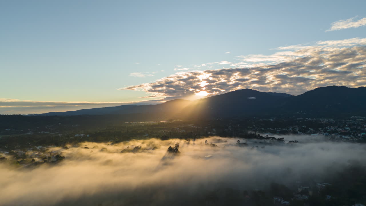 tiempo aéreo con nubes y niebla, vista impresionante en la mañana de la luz del sol, república dominicana