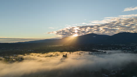 Lapso-De-Tiempo-Aéreo-Con-Nubes-Y-Niebla,-Vista-Impresionante-En-La-Mañana-De-La-Luz-Del-Sol,-República-Dominicana