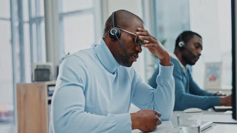 Call-Center,-Estrés-Y-Hombre-De-Negocios-Con-Dolor-De-Cabeza