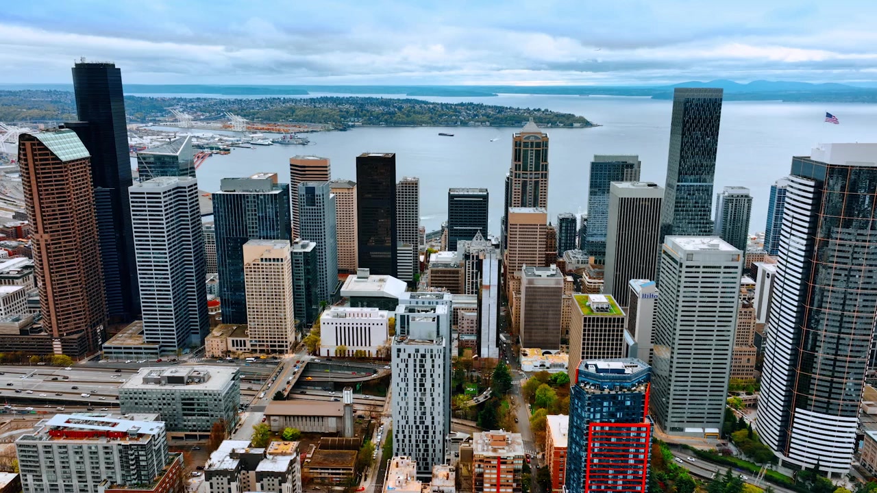 Vilkas keskustan maisema keskipäivällä. Seattlen, Washingtonin, USA:n korkea rakennuskanta vesistömaiseman taustalla. Ylhäältä päin.