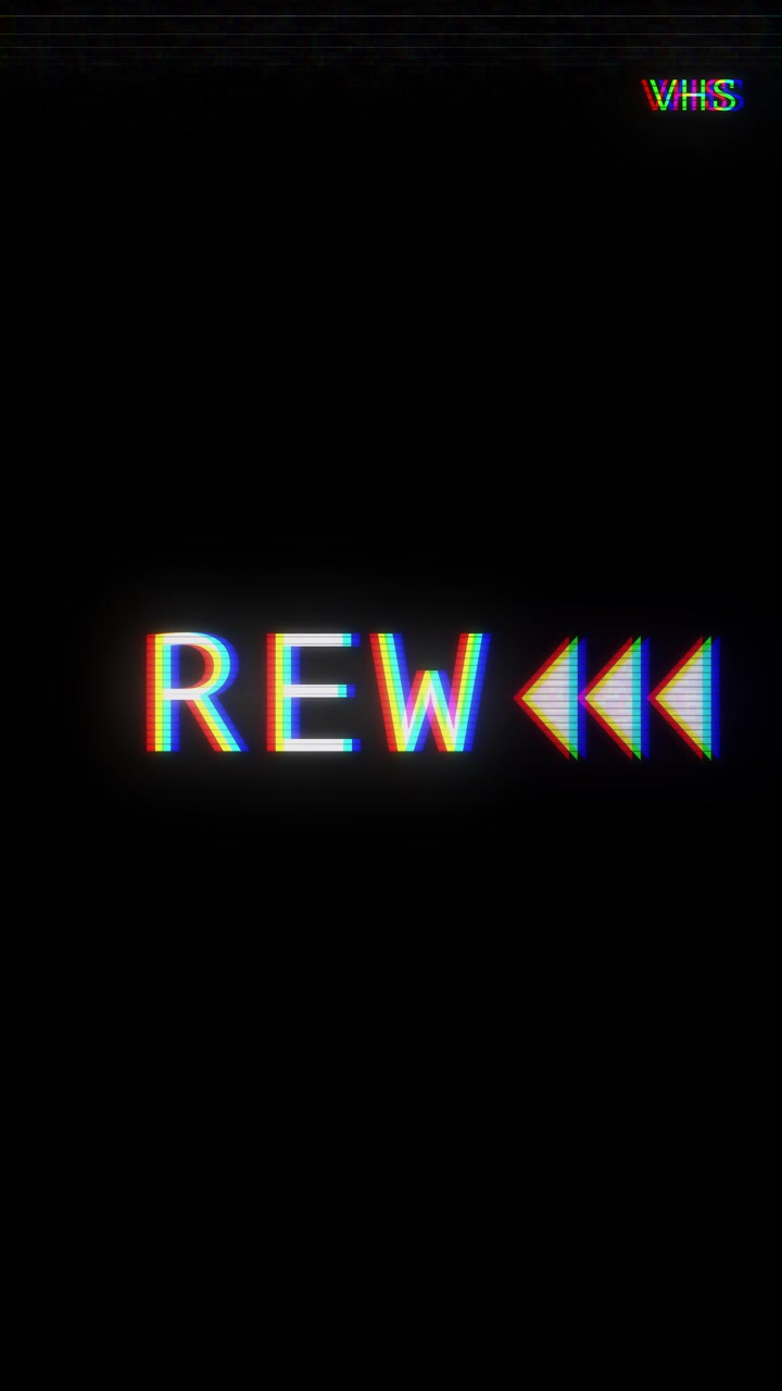 Latar belakang teks VHS putar ulang dengan efek glitch, huruf retro bercahaya, ruang layar hitam, garis pindai, dan pita