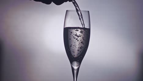 el champán se vierte de la botella al vaso-1