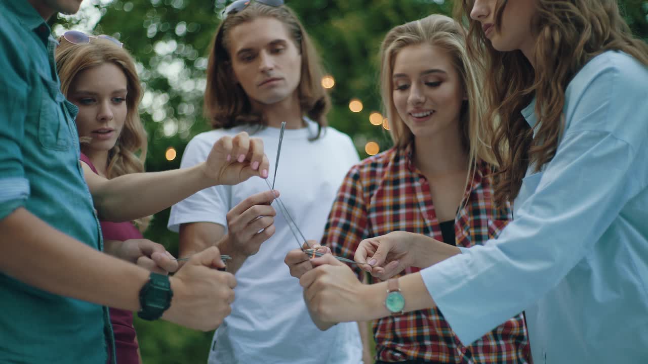 불과 함께 행복한 친구들이 야외에서 재미를 느끼고 있습니다.