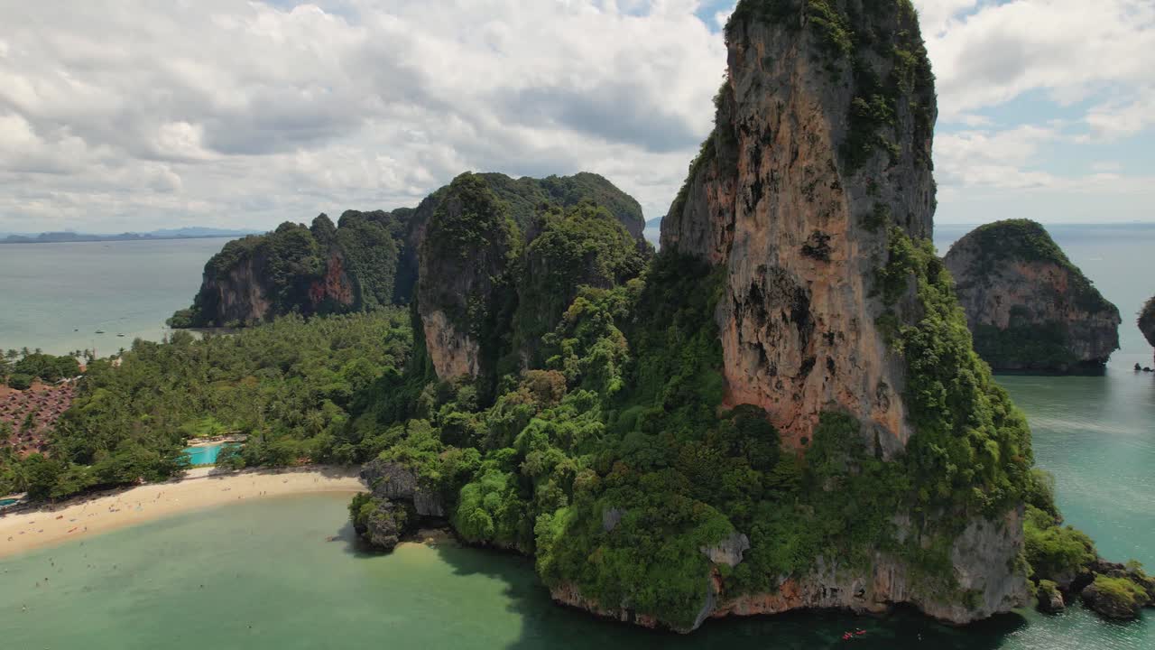 Video drone 4K che vola intorno a Railay Beach vicino a Krabi in Thailandia.