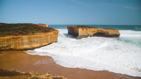 Die-Große-Ozeanstraße-Mit-Rauer-See-Und-Erdrückendem-Wasser,-Australien