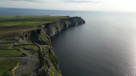 Drohnenaufnahme-Der-Klippen-Von-Moher-Bei-Sonnenuntergang,-Schwenk-Von-Links-Nach-Rechts