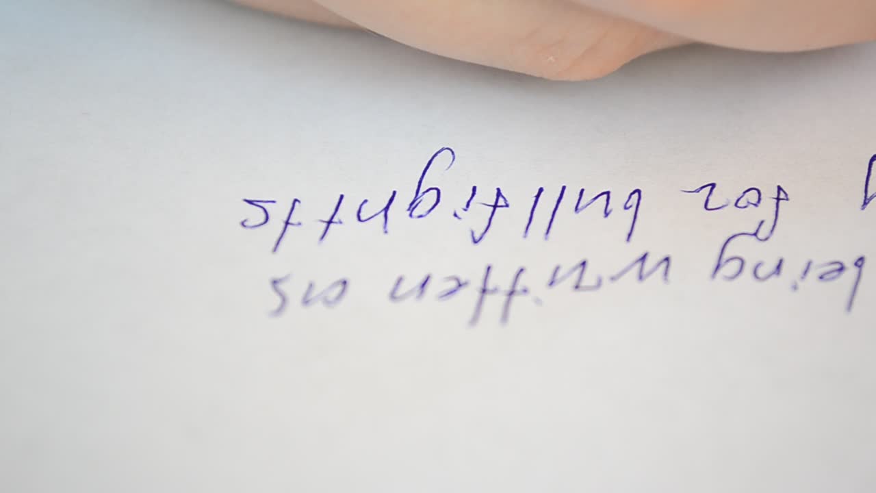 Hånd og papir. Vi skriver brev