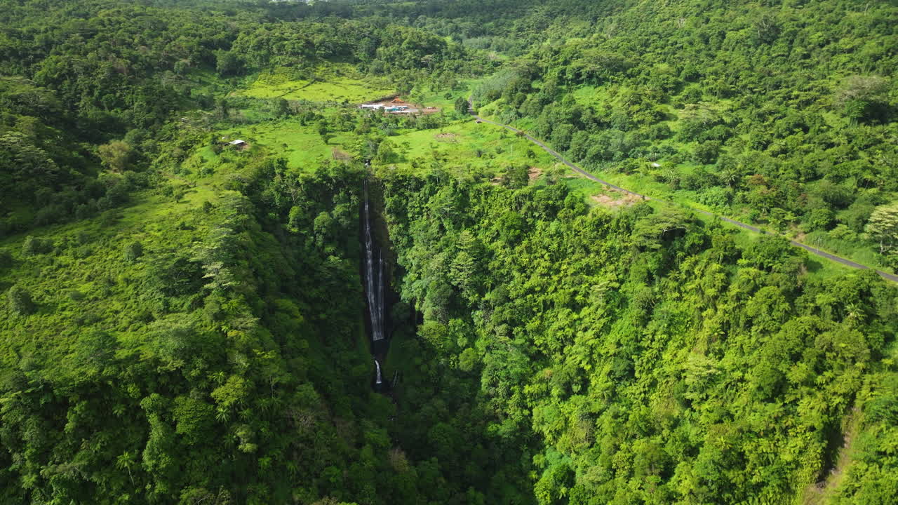 papapapaitai cae en medio de una exuberante jungla en la isla de upolu, samoa - toma aérea con drones