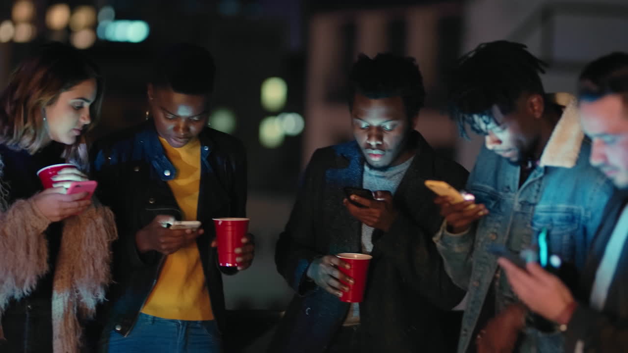 grupo de amigos, teléfono inteligente para enviar mensajes de texto