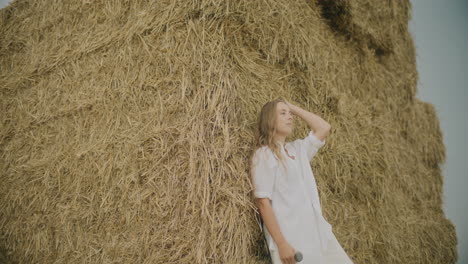 Mujer-Contemplativa-Posando-En-El-Campo