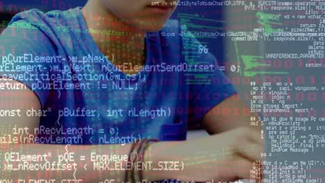 animación del procesamiento de datos sobre un niño caucásico usando una computadora portátil