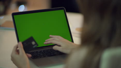 Mujer-Escribiendo-Datos-De-Tarjetas-De-Crédito-En-Una-Computadora-Portátil-Con-Pantalla-Verde