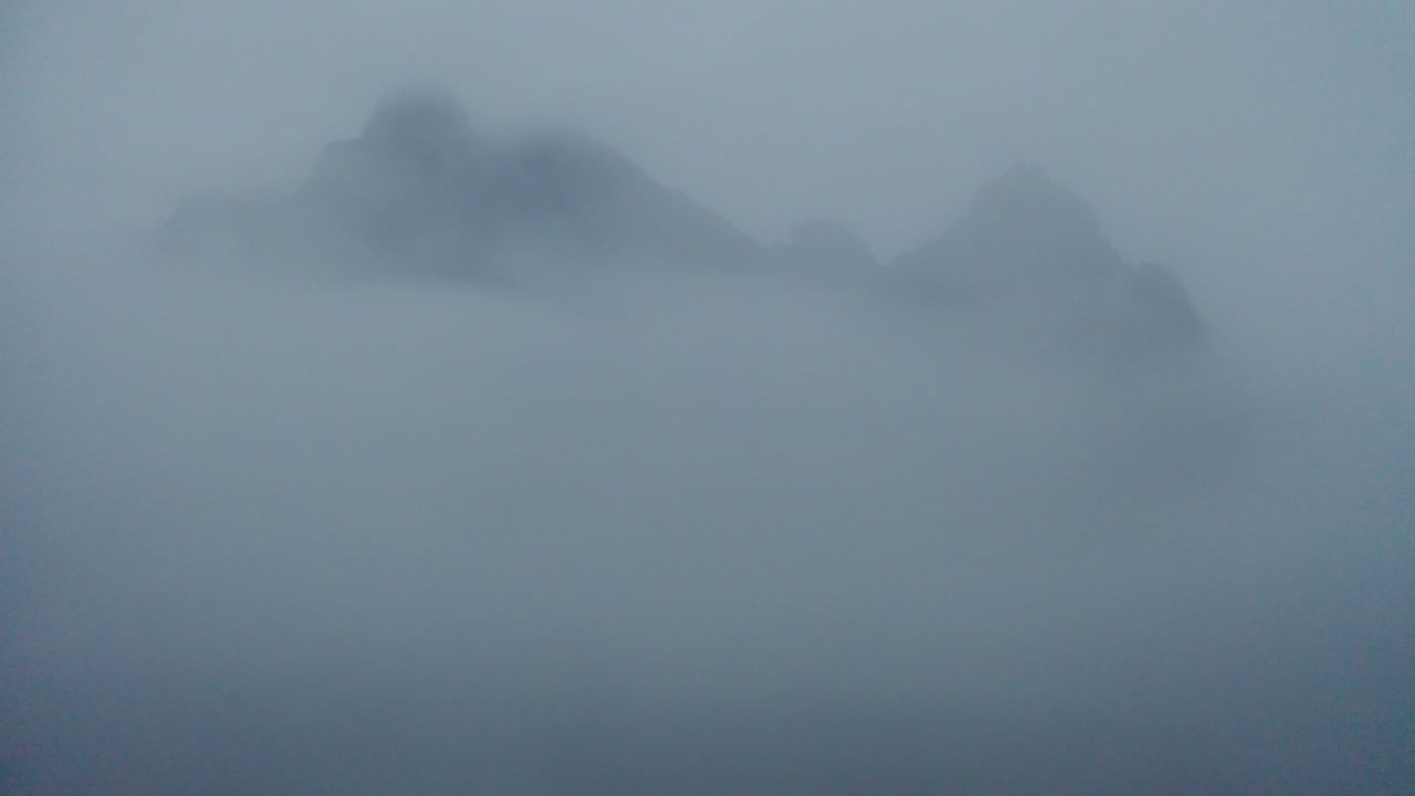 아이슬란드 의 크로사네스피알 산맥 에 있는 구름 뒤 에 드러난 웅장 한 아이스트라호른 산