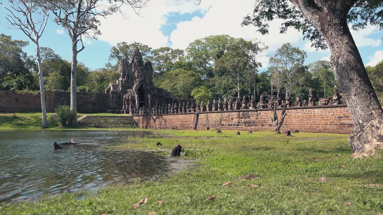 캄보디아에 있는 유서 깊은 다리의 와이드 샷 - 사원 입구