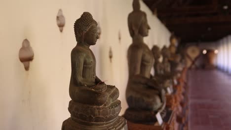 Antike-Buddha-Statue-Im-Inneren-Des-Buddhistischen-Tempels-Pha-That-Luang,-Goldene-Stupa-In-Vientiane,-Laos