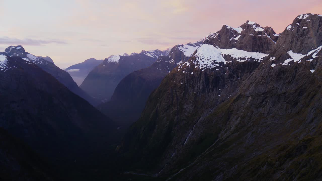 겨울철 피오르드랜드 국립공원의 거트루드 안장 트레일에서 낮부터 밤까지 바위가 많은 지형과 하늘의 변화를 포착하는 정적 타임랩스 샷