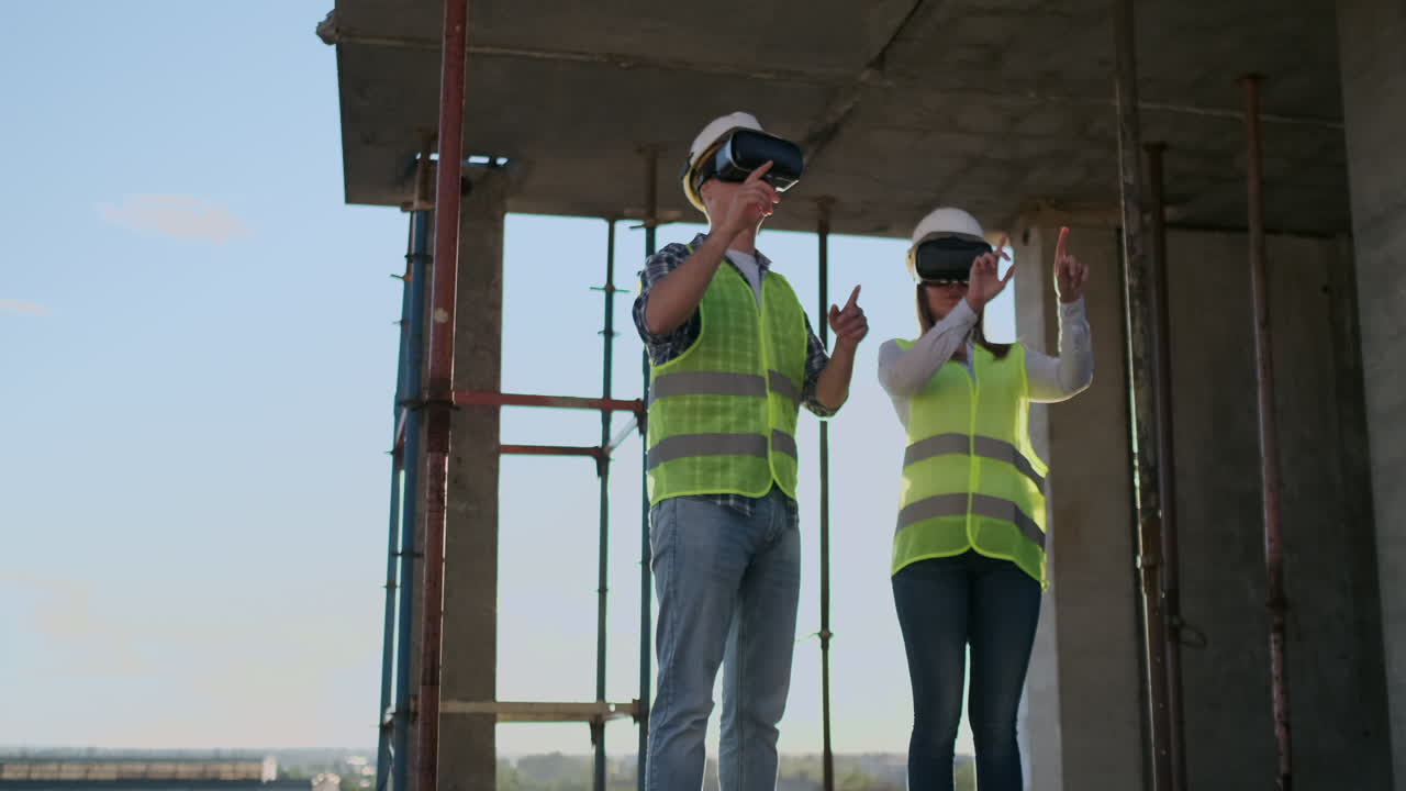 dos trabajadores de la tripulación contemporánea usando vr para visualizar proyectos de pie en un edificio inacabado en el sitio de construcción espacio de copia