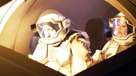 astronautas en la cabina de la nave espacial