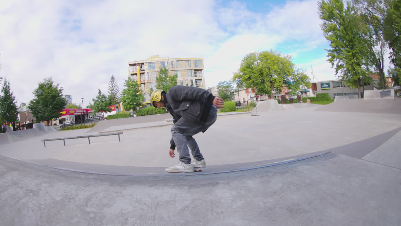 Grind 5-0 con skateboard su un bordo di skatepark