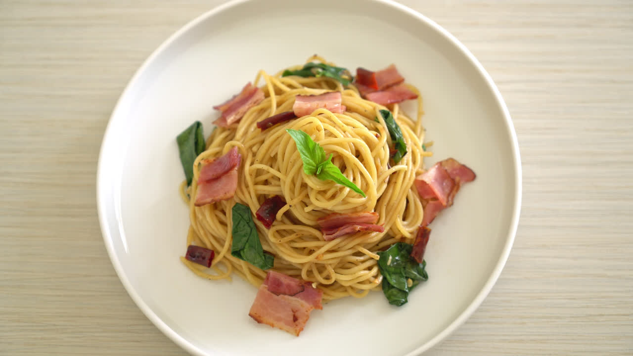 espaguetis salteados con chile seco y tocino