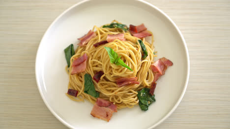 Gebratene-Spaghetti-Mit-Getrocknetem-Chili-Und-Speck