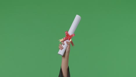 diploma en la mano
