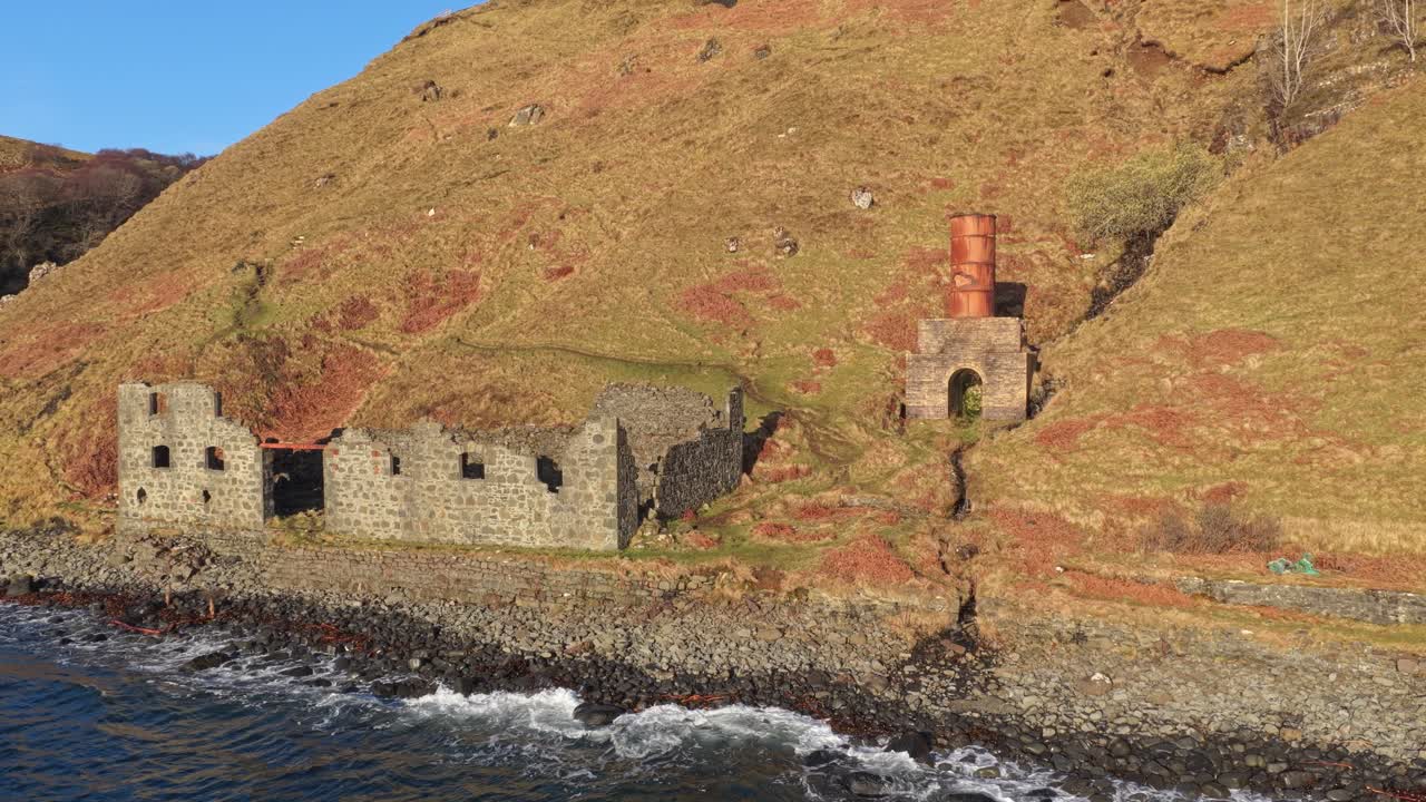 Lealt-vandfaldene industrielle ruiner på Isle of Skye i Skotland