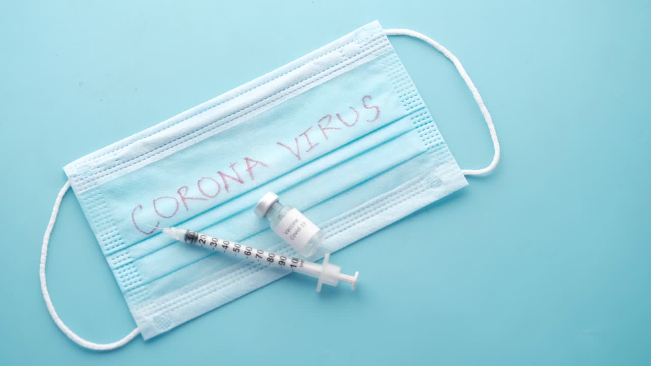 vacuna contra el coronavirus y máscara protectora