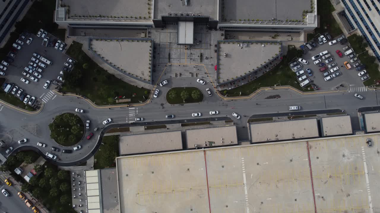 병원 입구에 있는 차량과 보행자