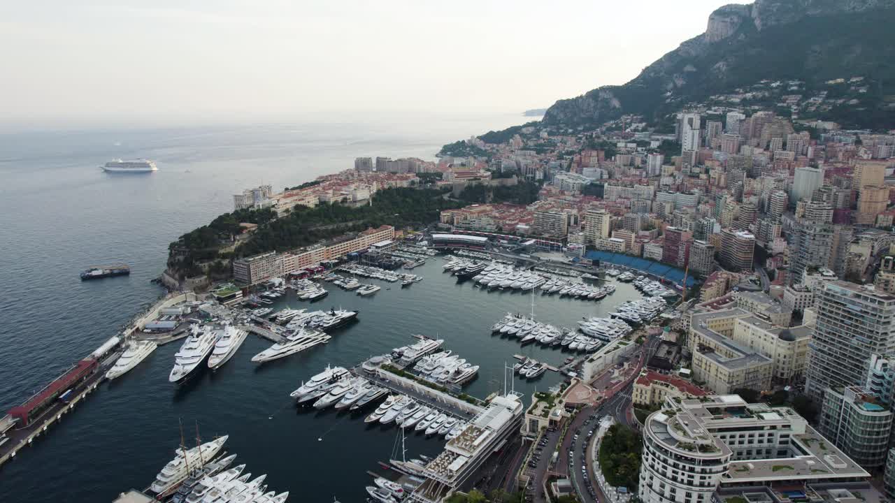 Porto di Monaco con yacht e imbarcazioni, panoramica aerea in tilt-up