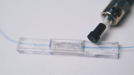 nuevo alambre de conexión de fibra óptica delgada sobre fondo blanco