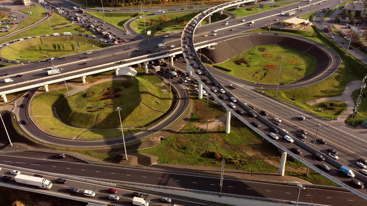 모스크바의 고속도로 교차로 교통 경로의 공중 뷰.