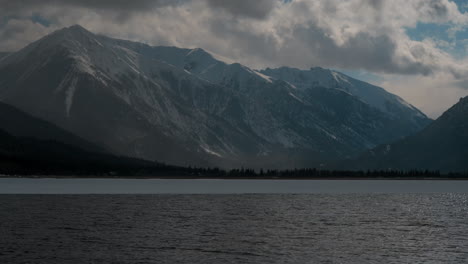 Verschneite-Landschaft-Der-Twin-Lakes,-Colorado,-Mit-Majestätischen-Bergen-Und-Einem-Bewölkten-Himmel,-Perfekt-Für-Entspannung-Und-Meditation