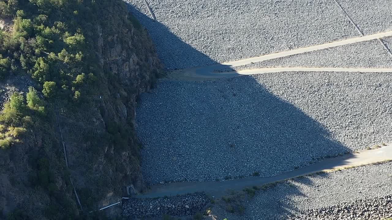 Esplorazione della zona del Lago Colbún in Cile con strade e terreno roccioso.