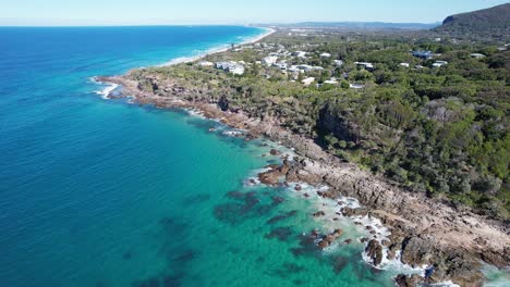 Shoreline-Of-The-Bays-Of-Coolum-With-Turquoise-Waters-And-Coastal-Cliffs-In-Queensland,-Australia