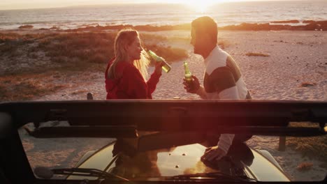 Pareja-Enamorada-Disfrutando-De-Tiempo-Libre-En-Un-Viaje-Por-Carretera-Juntos