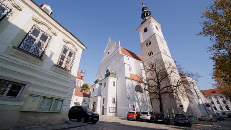 hermosa foto exterior de la iglesia católica en el casco antiguo de krems, austria