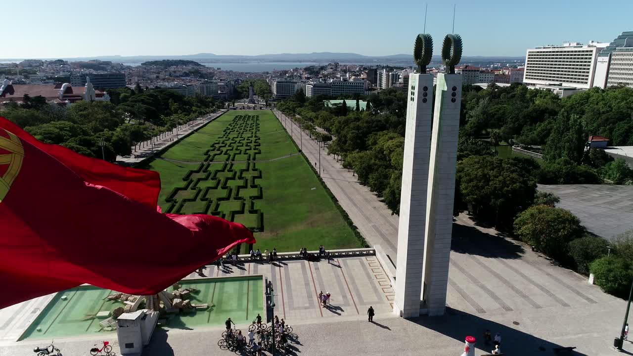 bandera nacional portuguesa en movimiento en lisboa, portugal