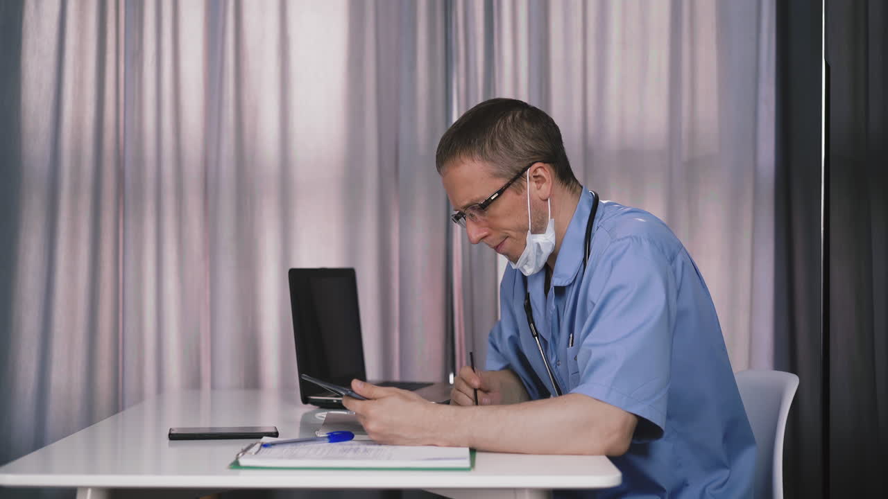 joven médico consulta en línea con el paciente, sonrisas