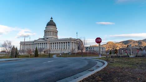 Edificio-Del-Capitolio-De-Salt-Lake-City-Con-Tráfico-Ligero-Por-La-Mañana-En-Un-Día-Claro-De-Invierno---Lapso-De-Tiempo