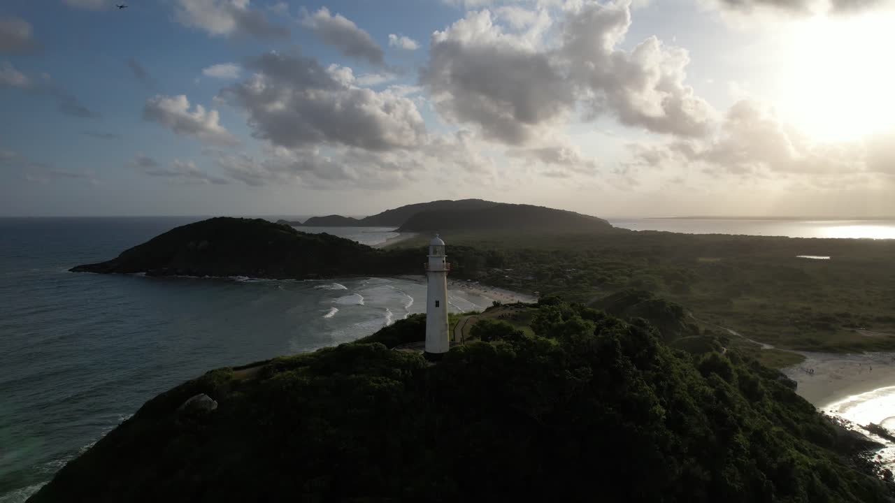 vista aérea de la puesta de sol en el faro de conchas y las playas de isla do mel, paraná?