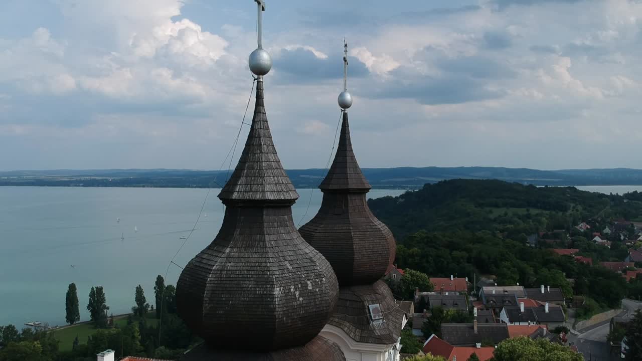 Awesome drone footage of Tihany located at Balaton, Hungary. You can have a nice view of Tihanyi Apatsag. Have fun!