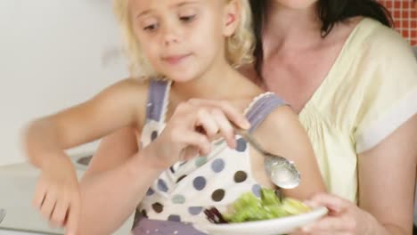 Glückliche-Familie-In-Ihrer-Küche