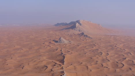 imágenes de drones en 4k, vista aérea de la meseta de rocas fósiles en el desierto de mleiha con ondas de arena, paisaje geológico de la esfinge en las dunas de arena del desierto en los emiratos árabes unidos, videos de drones