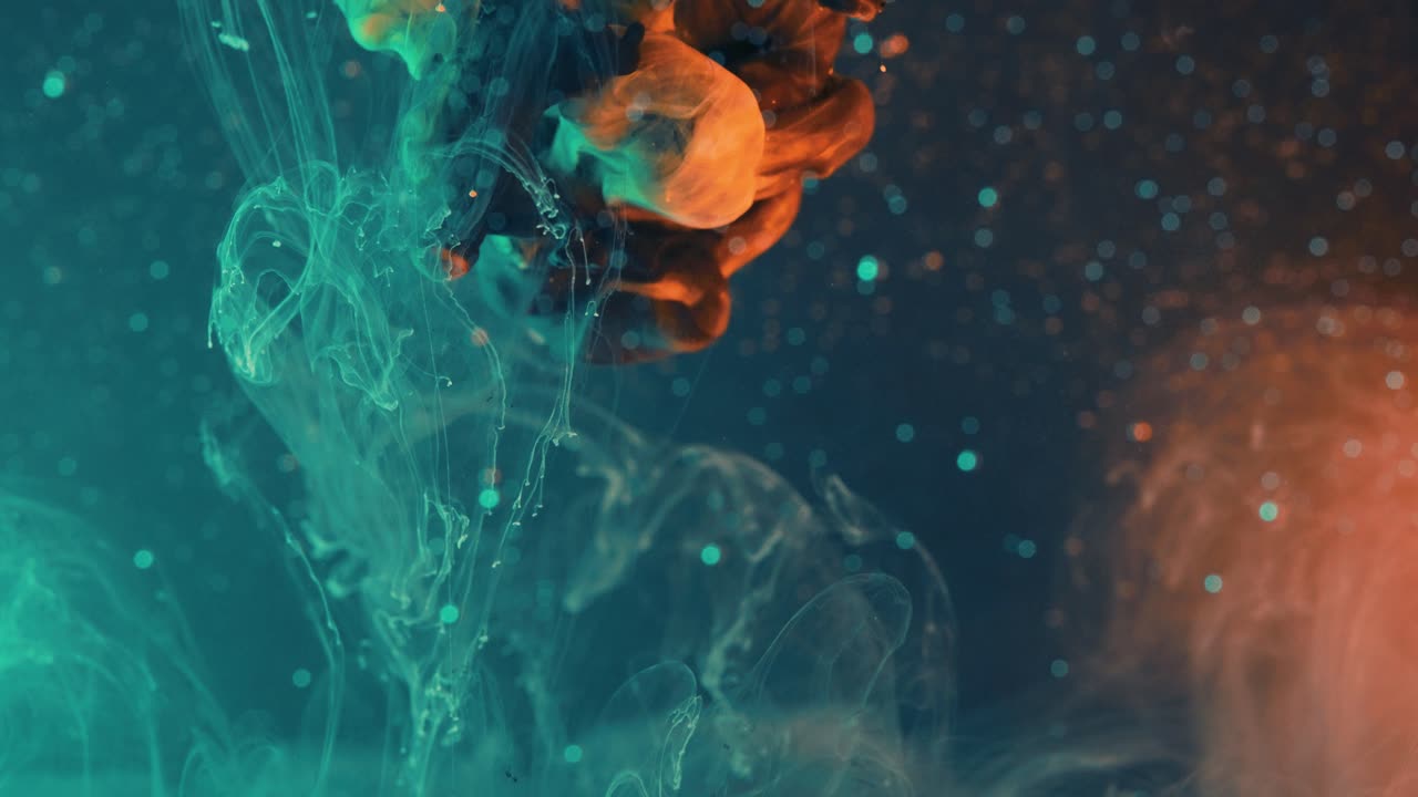 Miscela di colori vivaci, liquido blu, rosso e nero che si muove in diverse direzioni
