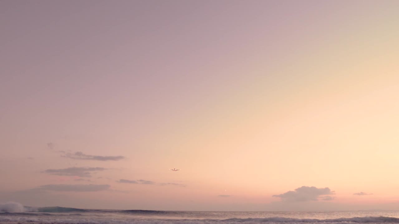 비행기 와 함께 해가 지는 해변