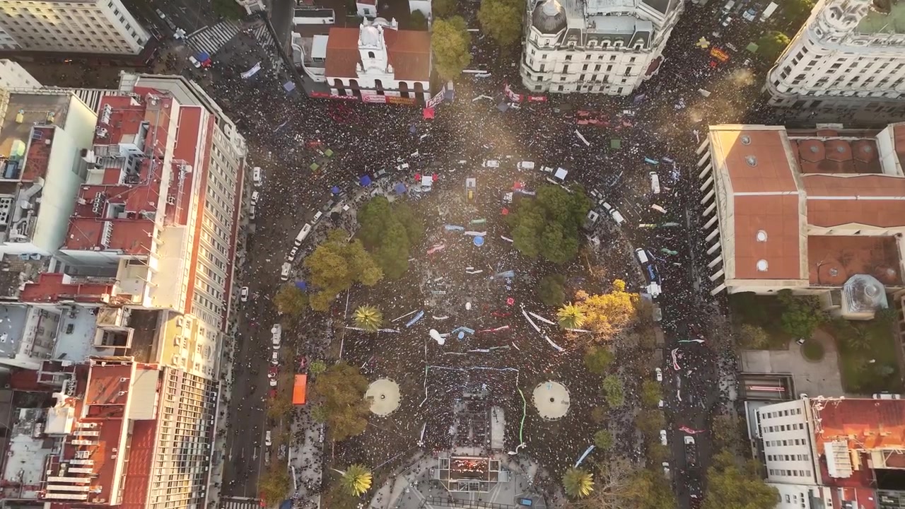 Plaza de Mayo, Buenos Aires, Argentina — Protesta universitaria, grande manifestazione a sostegno dell'istruzione pubblica. Vista dall'alto. In avvicinamento. 4K a 60 fotogrammi al secondo. 2026-05-MAY-12.