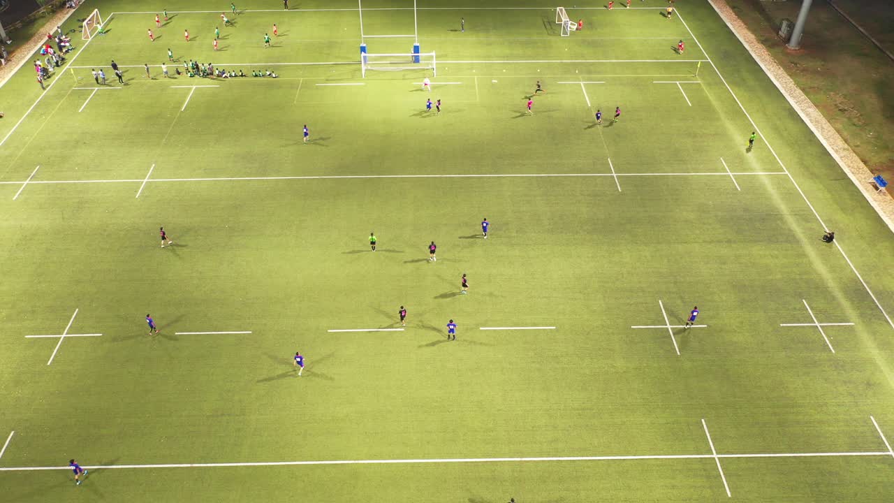 밤 에 인공 잔디 에서 축구 경기